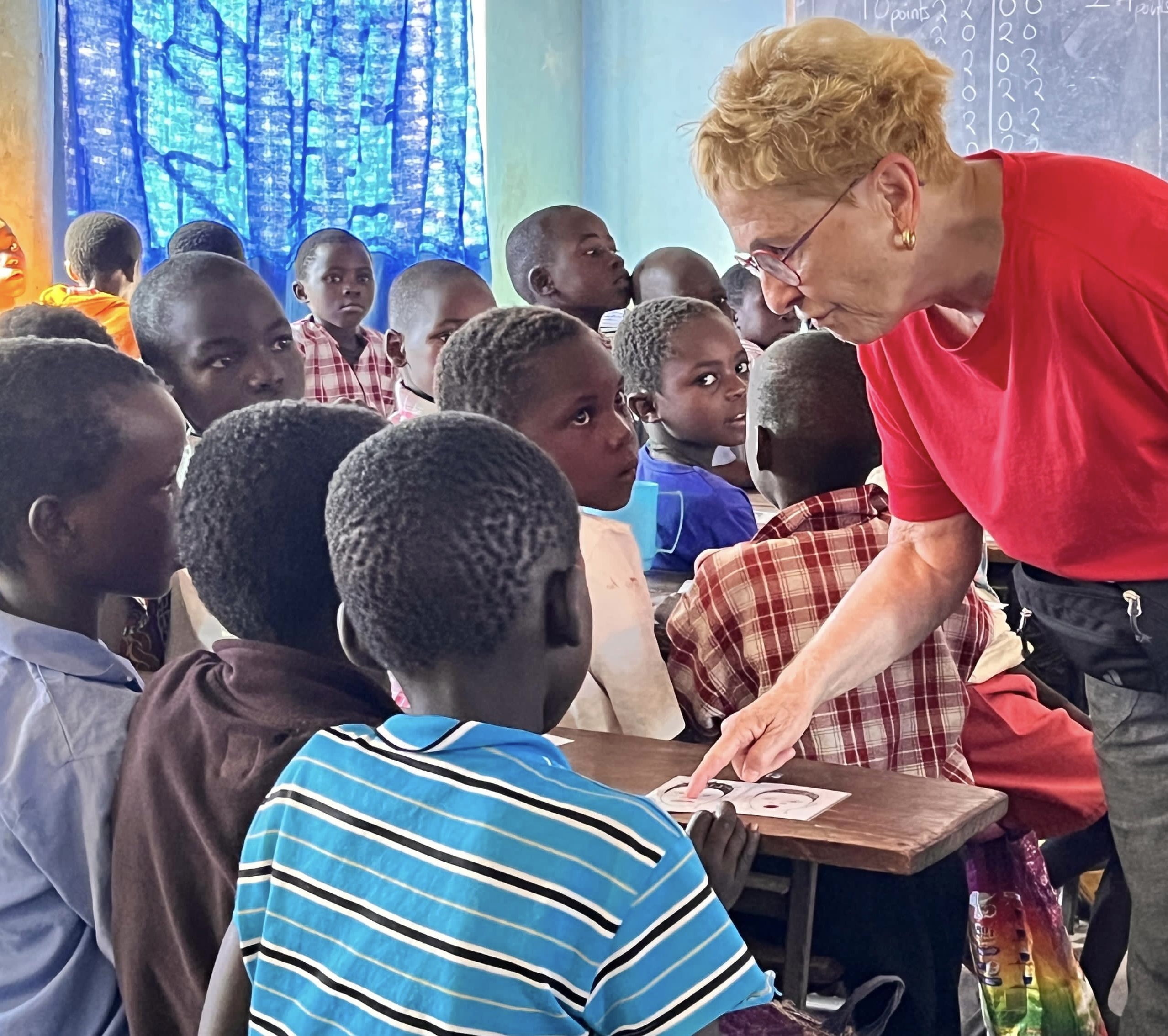 Lehrmittelautorin besucht ihre «Read-Smart-Kinder»
